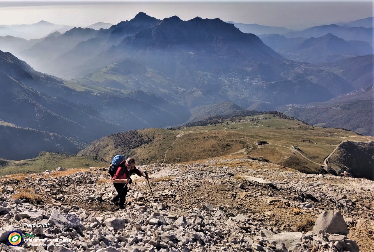 28 Il costone sud si fa meno erboso  e piu sassoso-roccioso.jpg